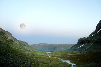 Månebilde fra fjellandskap i Jotunheimen.